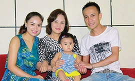 NSND Hoàng Vúc bên con cháu.