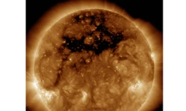 Lỗ nhật hoa khổng lồ trên Mặt Trời
