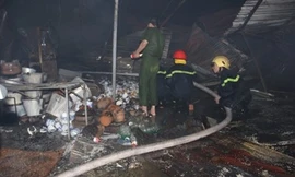 Một phần hiện trường vụ cháy chợ Tứ Hạ rạng sáng 16/9. Ảnh: Ng.Văn.