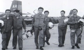 Phi đội Quyết thắng tại sân bay Thành Sơn trước khi đánh sân bay Tân Sơn Nhất chiều 28/4/1975 (phi công Từ Đễ thứ 3 từ trái qua phải).