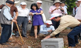 Đoàn các nhà nghiên cứu đi thực địa tại khu vực chùa Thiền Lâm (Thừa Thiên - Huế).