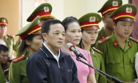 Cậu Thủy và vợ tại phiên tòa sơ thẩm ngày 16/10. Ảnh: H.T.