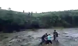 Hãi hùng cảnh 5 người bị dòng lũ 'nuốt chửng' 