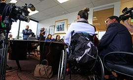 Hung Lam (ngồi xe lăn) trả lời báo chí tại văn phòng luật sư đại diện ở Oakland, California, Mỹ, hôm 22/12. Ảnh: Mercurynews.