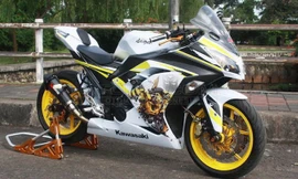 Đầu tiên, toàn bộ dàn vỏ của chiếc Kawasaki Ninja 300 này đã được biker giấu tên từ Indonesia tháo ra sơn lại trong tông màu trắng chủ đạo, kèm theo hình vẽ airbrush nhân vật robot Bumblebee cùng logo của series phim "bom tấn" Transformers.