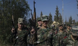 Trong bối cảnh xung đột quân sự tại Syria leo thang và con số thương vong gia tăng, ngày càng có nhiều phụ nữ tham gia quân đội.