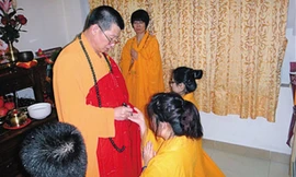 Ngô Trạch Hoành đang làm lễ thọ giới cho tín đồ tại nhà riêng.