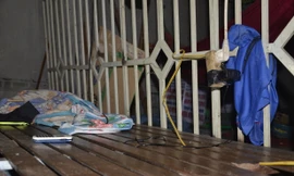 Chiếc điện thoại và ổ cắm điện nơi bé Thông chơi và bị điện giật tử vong.