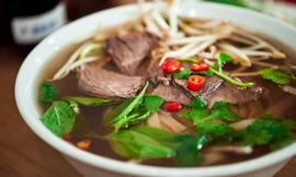 Phở AnQii - 5.000 USD. Trong bát phở AnQi của nhà hàng House of An ở California có gan ngỗng luộc, thịt bò wagyu A5 (loại thịt bò Kobe cao cấp nhất) và nấm Alba, sợi phở phân tử (đồ ăn biến đổi nhờ ảnh hưởng của vật lý và hóa học) nấu cùng tôm hùm.