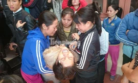 Người thân khóc ngất bên thi thể nạn nhân vụ thảm sát