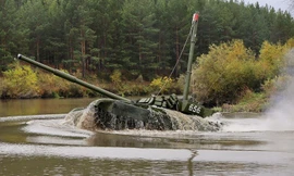 Cận cảnh xe tăng T-72 Nga vượt sông…như tàu ngầm
