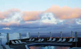 Màu xanh mê hoặc ở Santorini