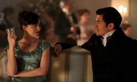 Mỹ nhân "50 sắc thái" Dakota Johnson đối đầu nam thần "Siêu giàu châu Á" Henry Golding