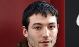 Sự nghiệp lao dốc, "The Flash" Ezra Miller tiếp tục bị cảnh sát "sờ gáy" vì... ăn trộm