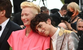 Góc dễ cưng: "Hoàng tử" Timothée Chalamet dính như sam với "nữ hoàng" Tilda Swinton