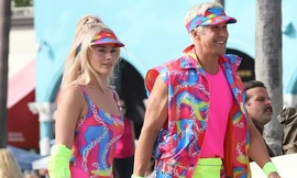 Cặp đôi Margot Robbie và Ryan Gosling "hường phấn" chói cả mắt trên phim trường "Barbie"