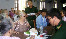 Khám, cấp thuốc miễn phí cho 300 dân nghèo ven biển