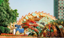 Giới trẻ về quê ăn Tết vẫn kịp "check-in" cùng linh vật rồng tại đường hoa Nguyễn Huệ