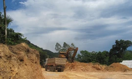 Núi đồi tan hoang vì khai thác đất trái phép