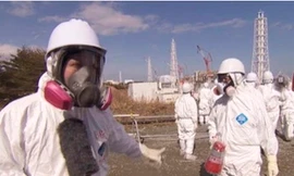 Cả người kín mít trước khi vào nhà máy Fukushima Ảnh: BBC