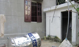 Bồn nước 1.000 lít rơi từ nóc nhà, đè chết người