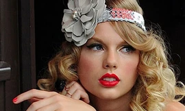 Trang điểm tông xuyệt tông môi và nail