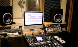 Sinh viên tự mở phòng thu tại nhà