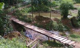 Cầu thanh niên ở vùng khó