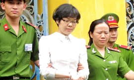 Huyền Như bị dẫn giải rời tòa