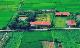 Lá cờ đỏ sao vàng rực rỡ trên mái nhà