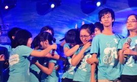 Teen Ams khóc nức nở trong dạ hội chia tay