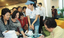 Tác giả Nguyễn Thị Bình ký tặng sách cho độc giả tại TPHCM