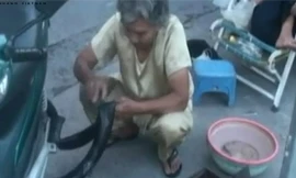 Bà cụ 78 tuổi vá xe đêm ở Sài Gòn