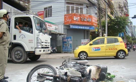 Xe Honda bốc cháy trên phố