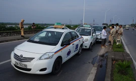 3 chiếc ô tô "cắn đuôi" nhau trên đường âu cơ