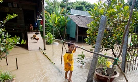 Chín người chết do bão lũ, hơn 300 nhà dân tốc mái