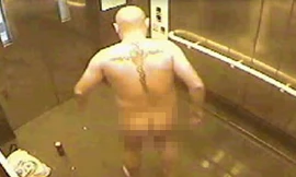 Bị ‘truy nã’ vì trần truồng, tè đêm trong thang máy