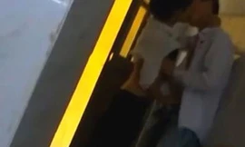 Giật mình HS 'làm chuyện ấy' trong nhà vệ sinh