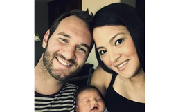 Ảnh gia đình hạnh phúc chàng trai không chân tay