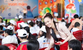 Khánh My tặng lì xì cho trẻ em nghèo