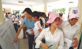 Đợt thi cao đẳng lần này được đánh giá là có tỷ lệ chọi khá cao do thí sinh thi phòng trượt đại học Ảnh: Hồng Vĩnh