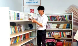 Đào Anh Tú thích tự tay chọn mua sách