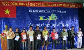 Trao Quyết định nhập quốc tịch Việt Nam cho công dân