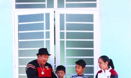 Thầy thuốc Khăm Phết Lào trao chìa khóa nhà mới cho mẹ con chị H'Sa Ly