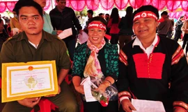 ia đình thầy giáo Y D’hok Du được nhận Giấy khen tại Chủ Nhật Đỏ 