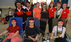 Nhóm tình nguyện viên đồng bào các dân tộc đến từ xã Hòa Thắng