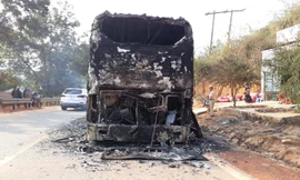 Hiện trường xe khách bị lửa thiêu rụi