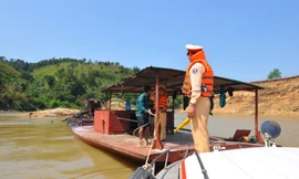 Phát hiện tàu khai thác cát trái phép tại vùng cấm trên sông Krông Ana