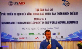 Ông Jake Brunner quyền trưởng đại diện IUCN trình bày đề dẫn tại hội thảo