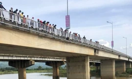 Dân chúng tập trung theo dõi các lực lượng phối hợp mò vớt thiếu nữ